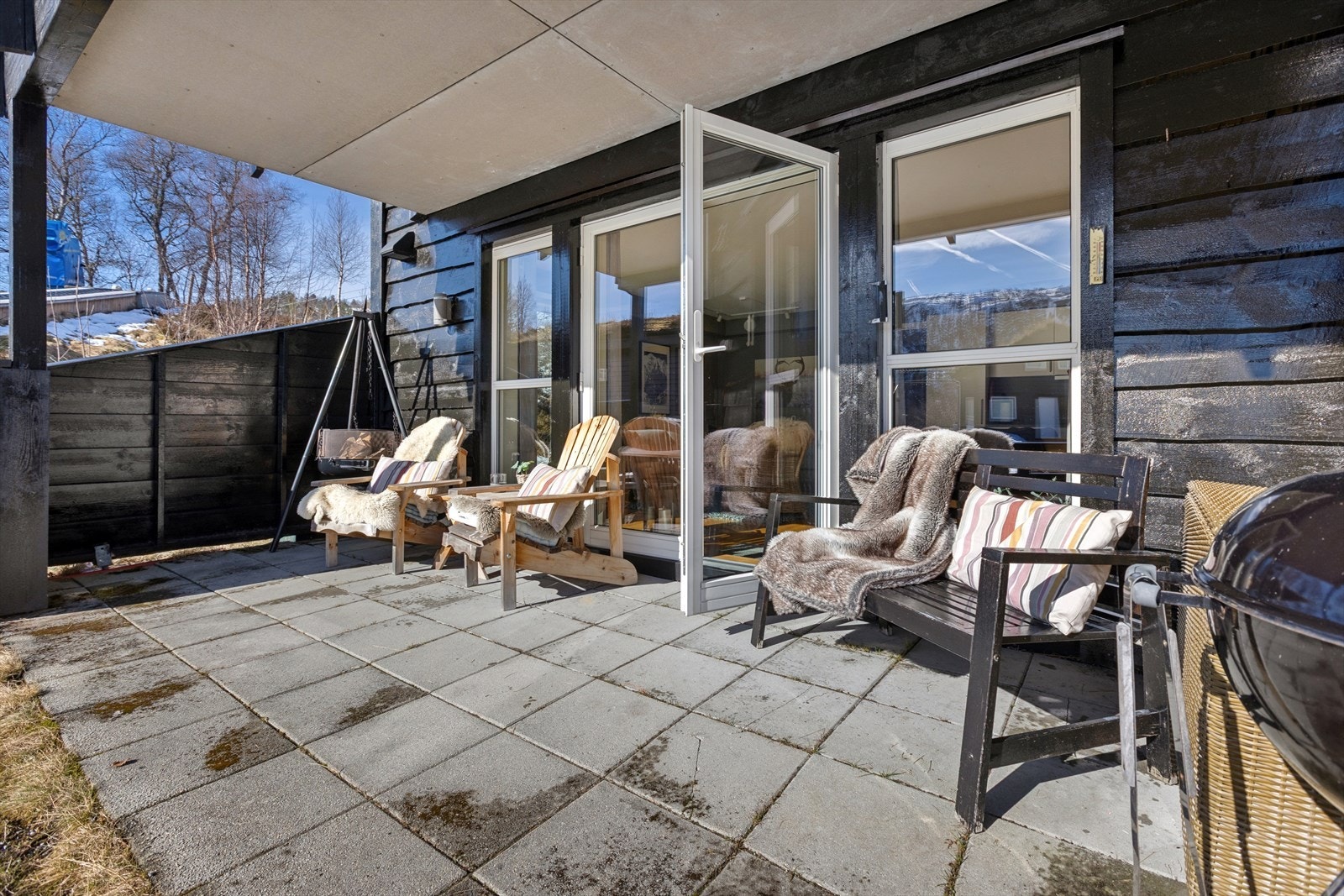 Terrassen er romslig og gir god plass til utemøbler og grillutstyr. Galleribilde