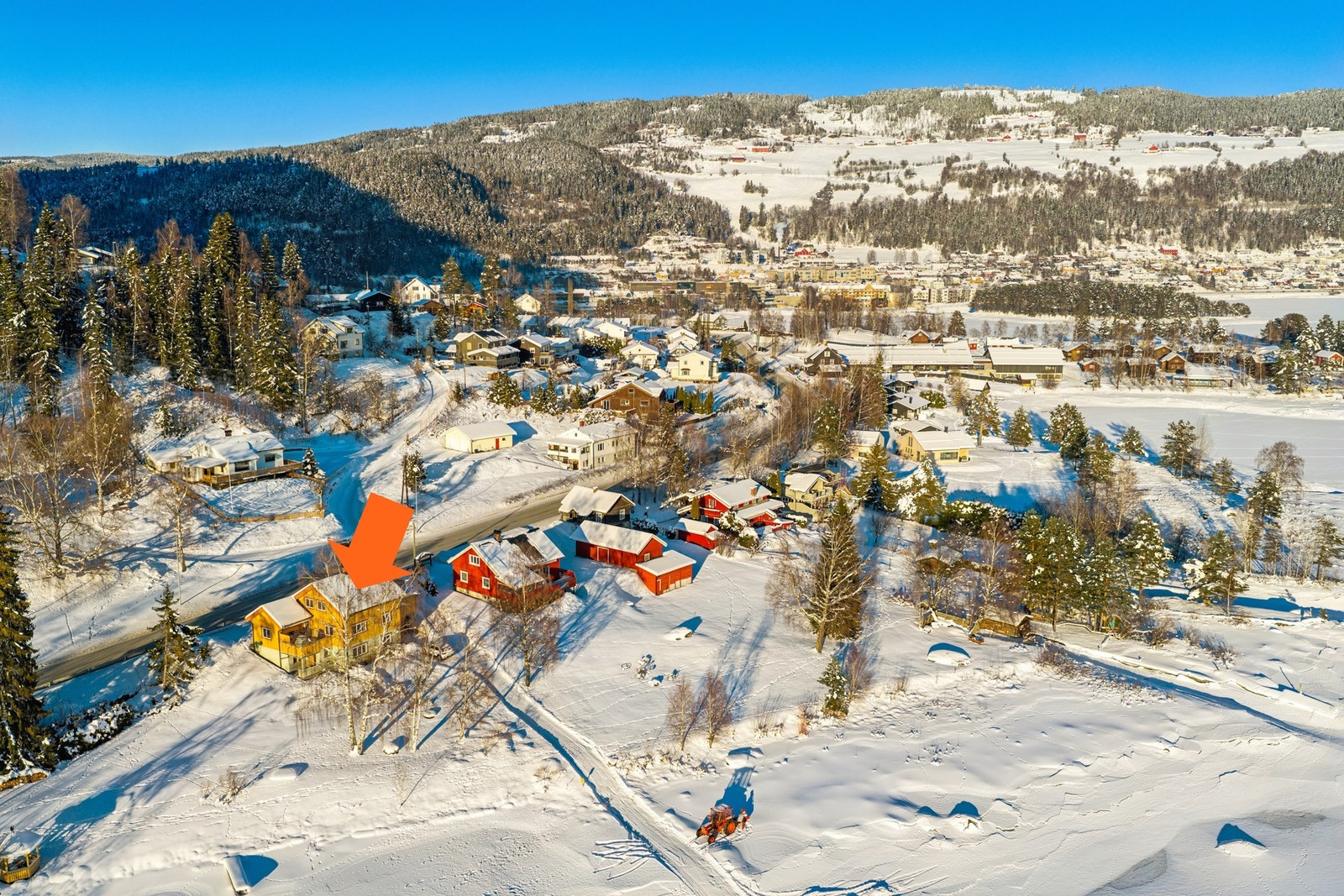 Her har du muligheten til å sikre deg en flott eiendom med strandlinje nær sentrum av Fagernes, med rask overtagelse - velkommen til Tyinvegen 53! Galleribilde