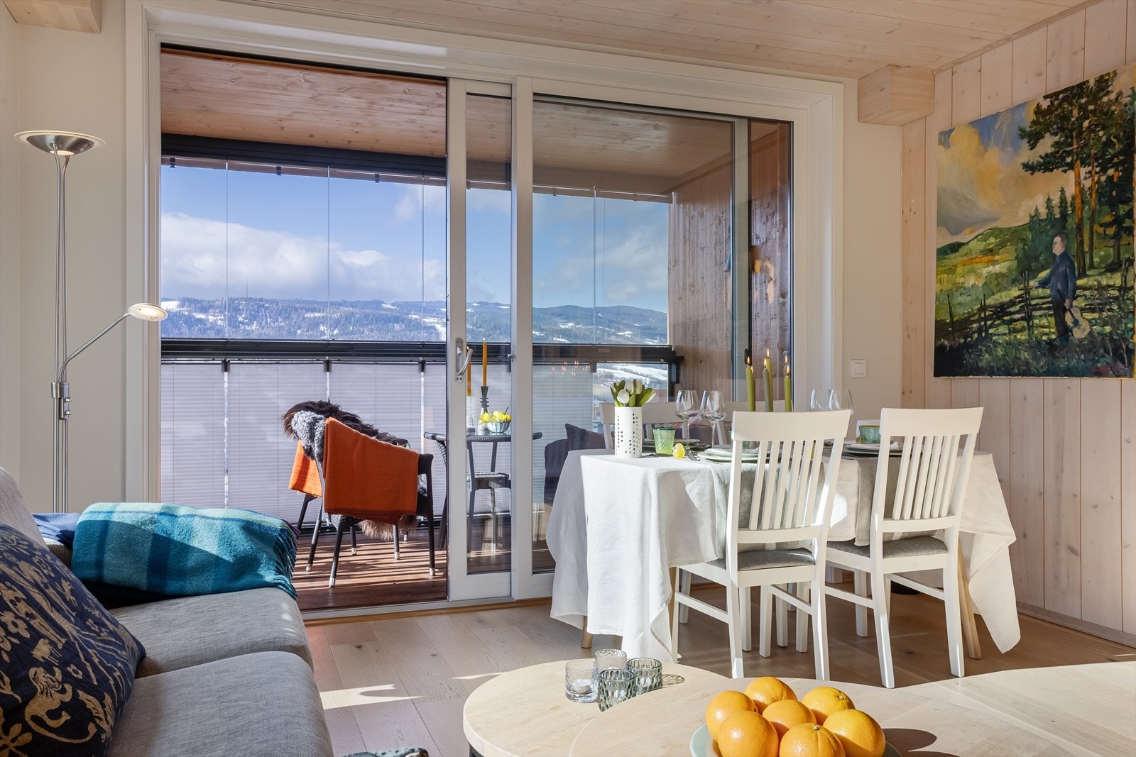 Fra stuen er det direkte utgang til den sørvestvendte balkongen via en heve/skyvedør. Galleribilde