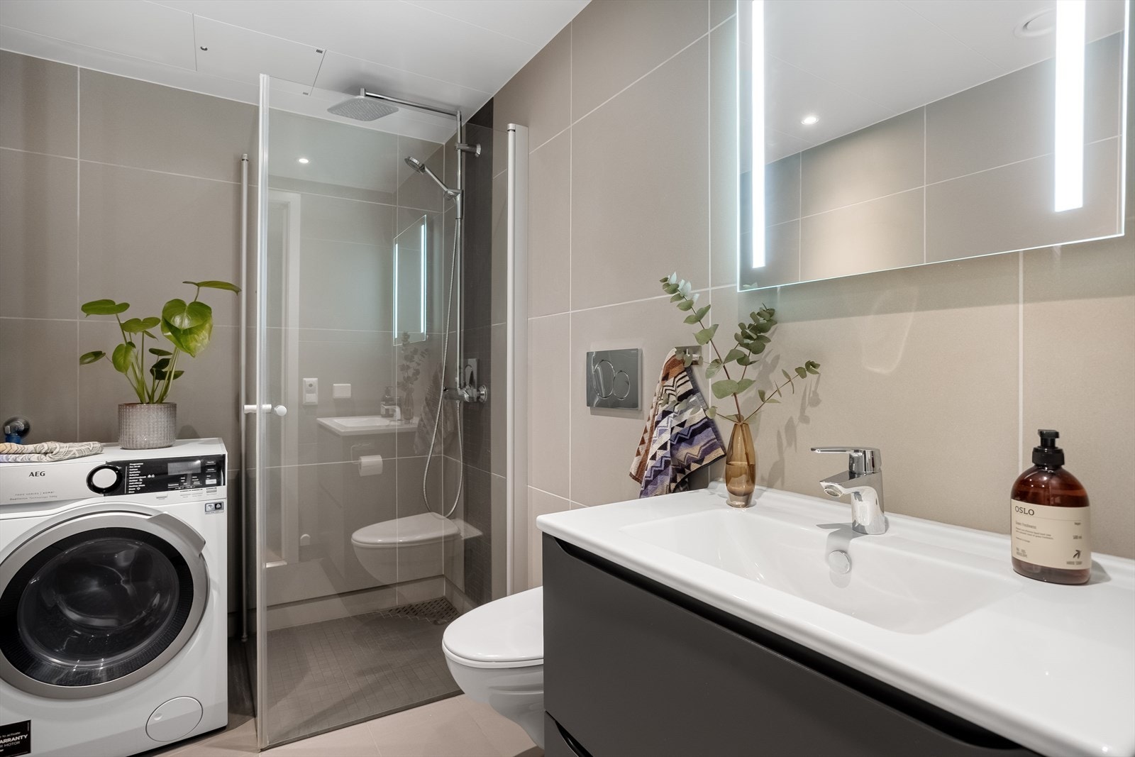 Downlights i himlingen og speil med integrert belysning gir godt lys. Galleribilde