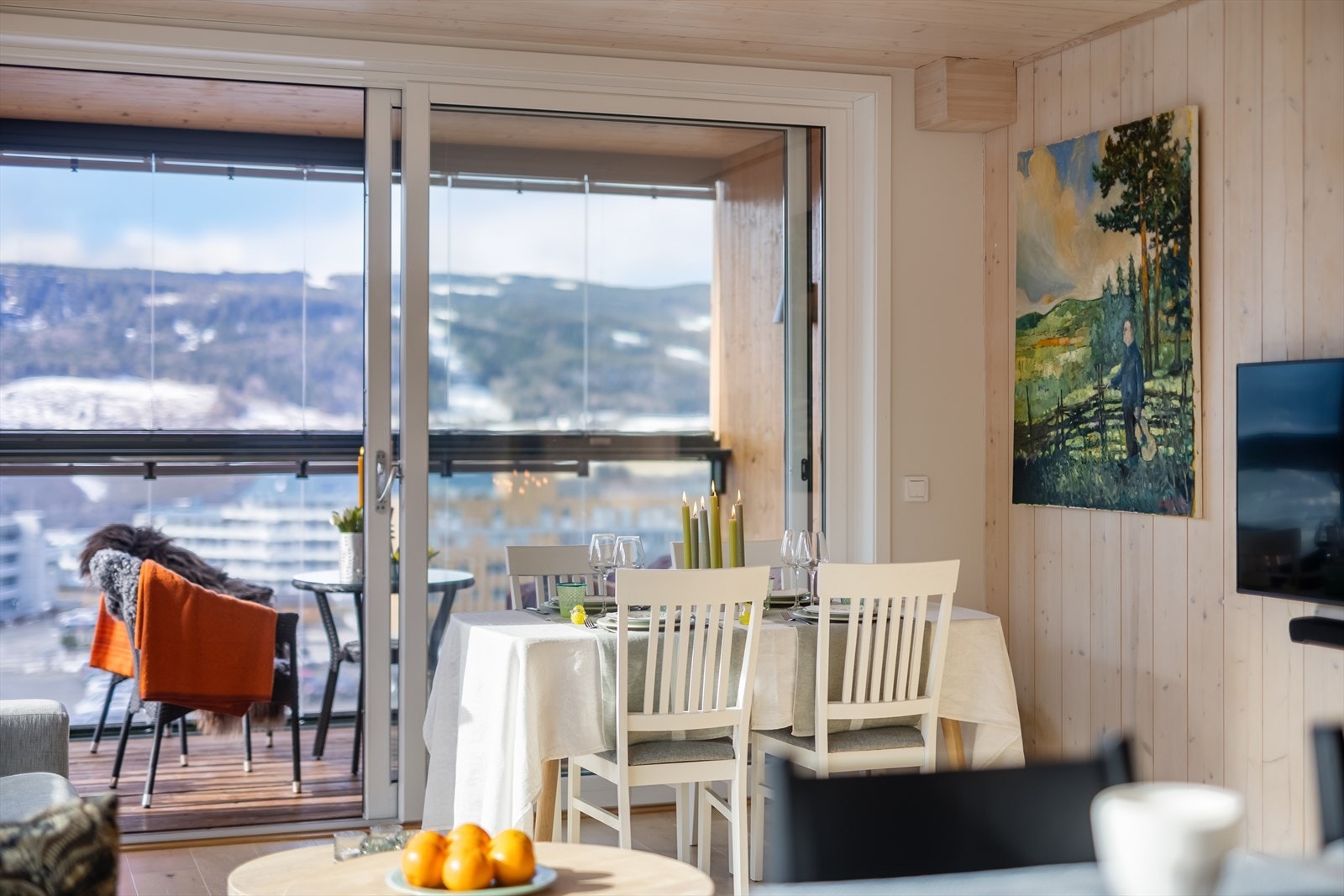 Heve/skyvedøren med 2-lags glass visker ut skillet mellom inne og ute. Galleribilde