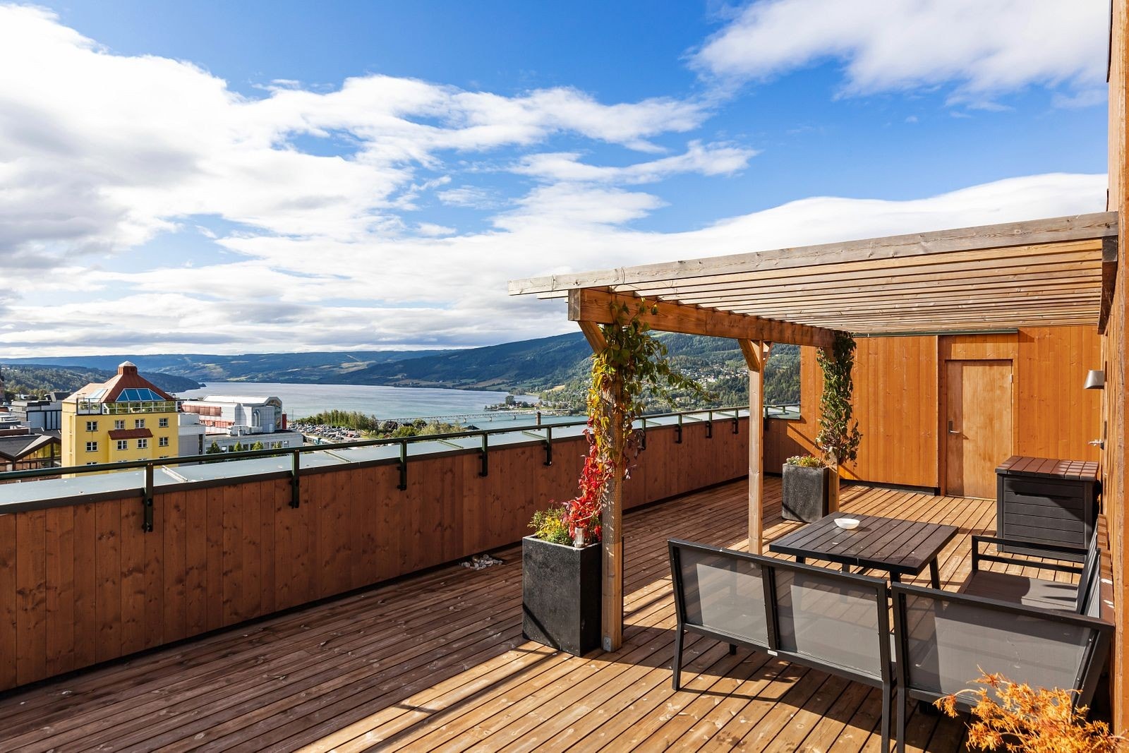 Sameiets felles takterrasse er pent møblert og byr på en vidstrakt utsikt over Mjøsa og byen. Galleribilde