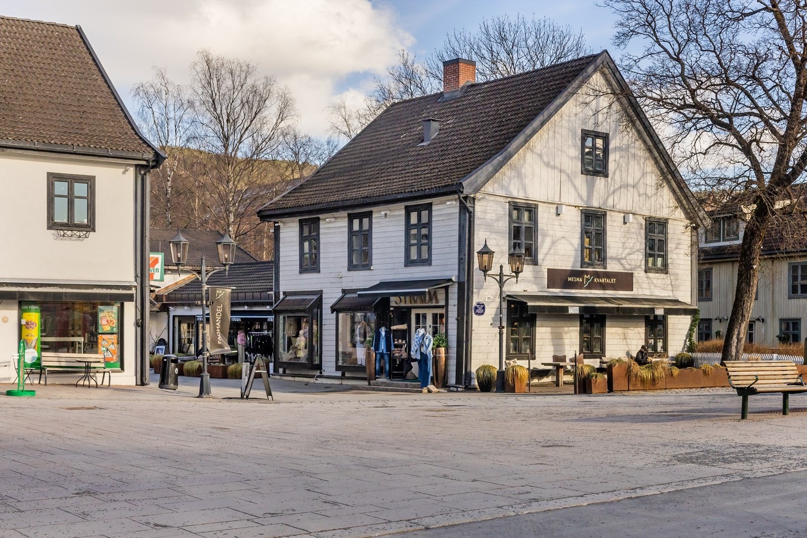 Lillehammers sjarmerende sentrumsgater med butikker og restauranter ligger rett utenfor døren. Galleribilde