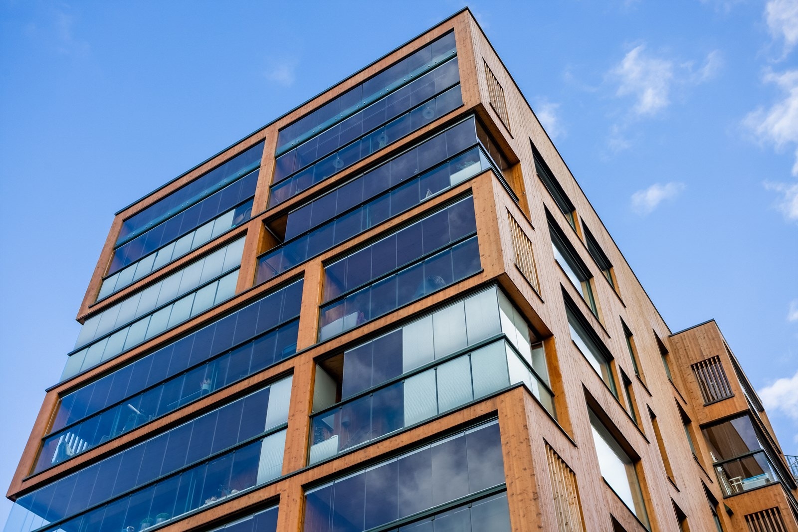 Bygget har en markant arkitektur med store glassflater og innglassede balkonger. Galleribilde