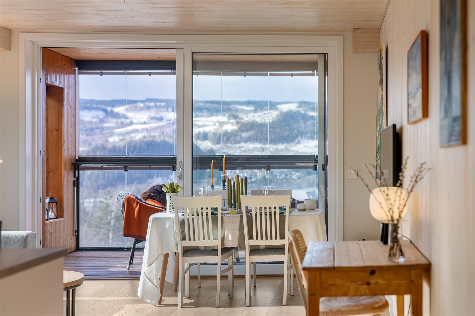 Spiseplassen er plassert med nærhet til både kjøkkenet og utgangen til balkongen. Galleribilde