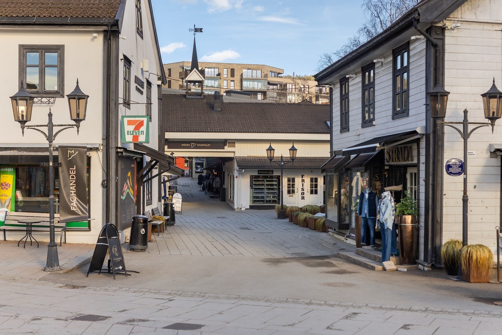 Området byr på en hyggelig blanding av historisk trehusbebyggelse og moderne arkitektur. Galleribilde