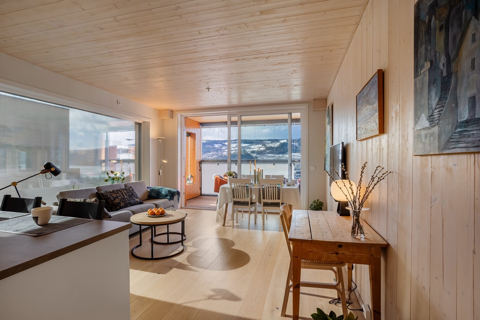 Gjennomgående materialvalg og en åpen løsning skaper en helhetlig og romslig følelse. Galleribilde