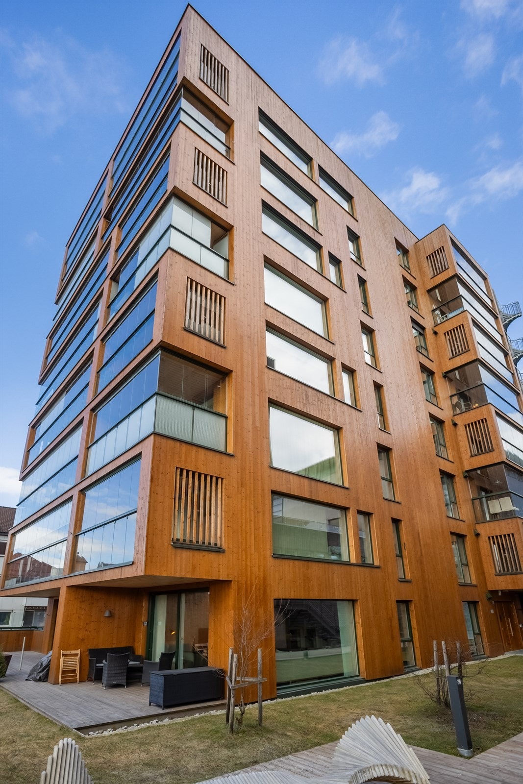Lillehammer Taarn, oppført i 2019, er et moderne leilighetsbygg med bærende konstruksjoner i massivtre. Galleribilde