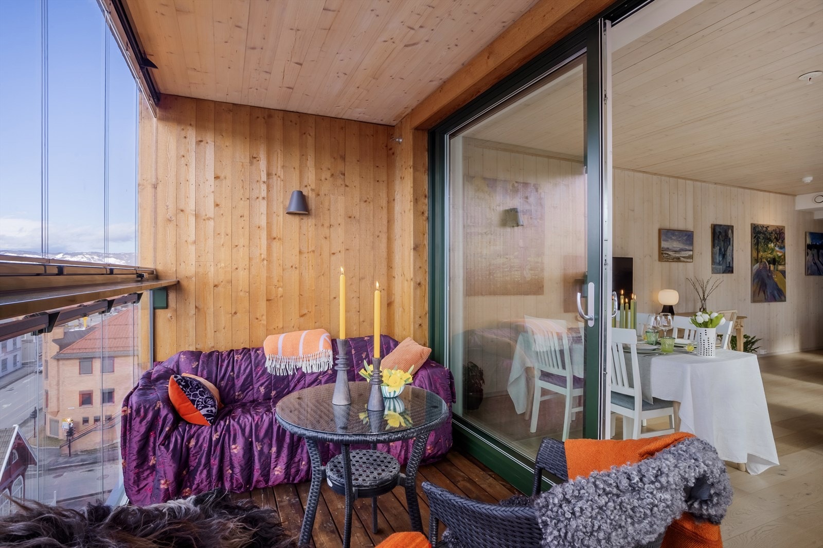 Balkongen er en lun og skjermet uteplass med god plass til en sittegruppe. Galleribilde