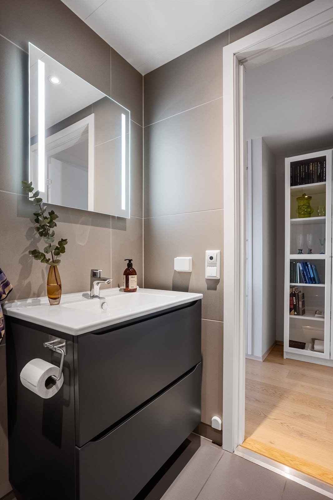 Baderomsinnredning med porselensvask og god oppbevaringsplass i skuffer. Galleribilde