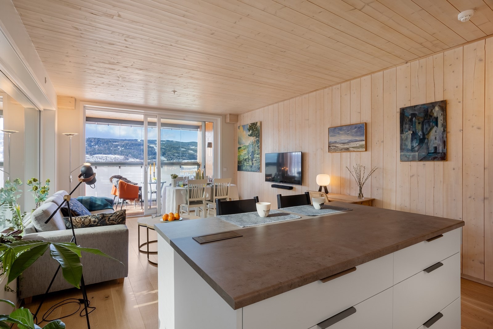 Kjøkkenøya gir ekstra arbeids- og oppbevaringsplass, i tillegg til en hyggelig spiseplass. Galleribilde