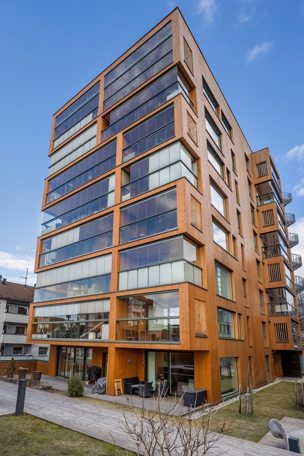 Fasadene er kledd med trepanel, og bygget er oppført i henhold til TEK 17. Galleribilde