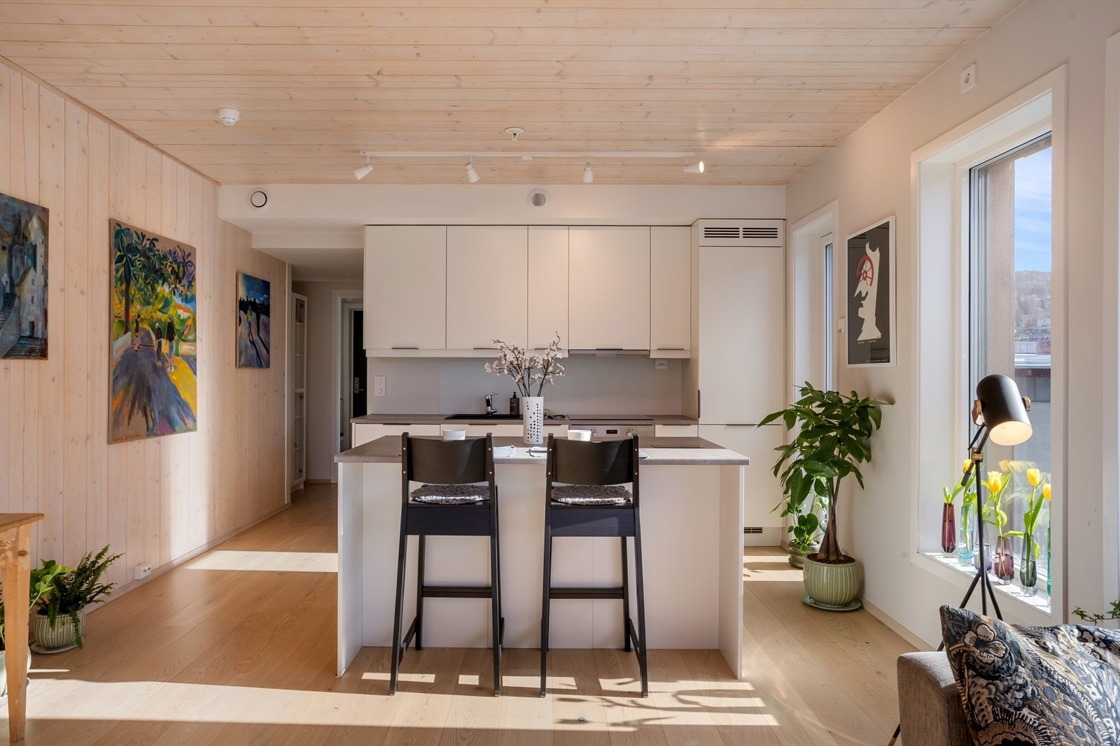 Åpen stue- og kjøkkenløsning med gjennomgående parkett og himling i massivtre gir et lunt preg. Galleribilde