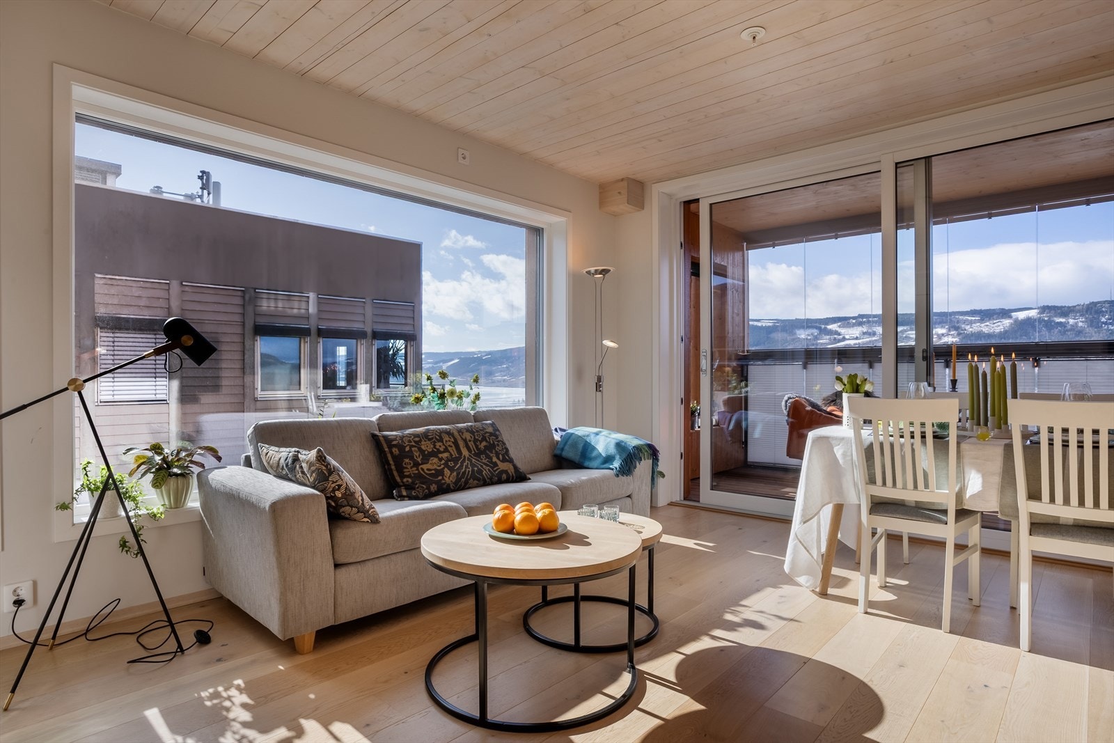 Store vindusflater med 3-lags glass slipper inn rikelig med dagslys og rammer inn den flotte Mjøsutsikten. Galleribilde