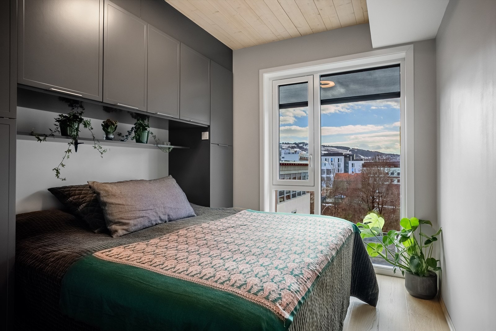 Soverommet har plassbygde garderobeskap som utnytter takhøyden for maksimal oppbevaring. Galleribilde