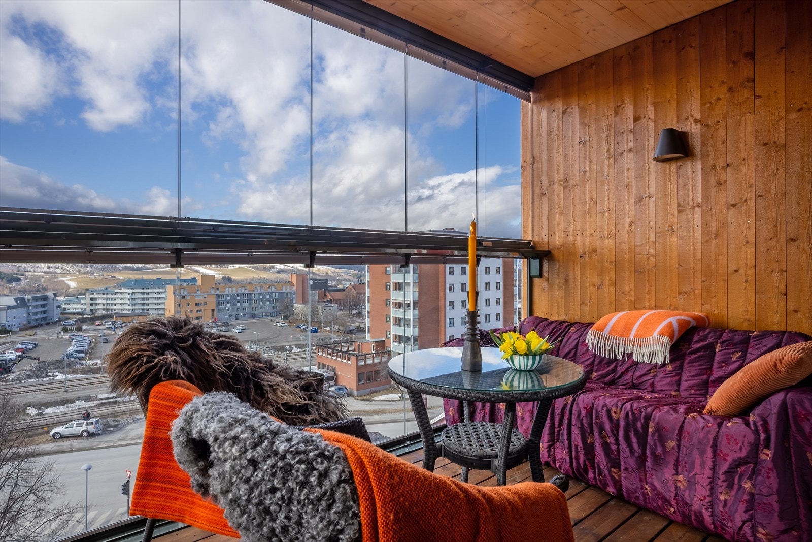 Den innglassede, sørvestvendte balkongen på 8 m² fungerer som et ekstra oppholdsrom i sommerhalvåret. Galleribilde