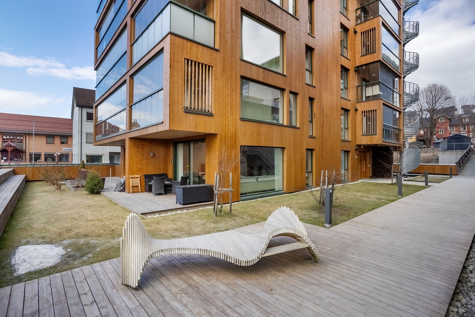 Felles uteområder er pent opparbeidet med grøntarealer og gangveier i tre. Galleribilde