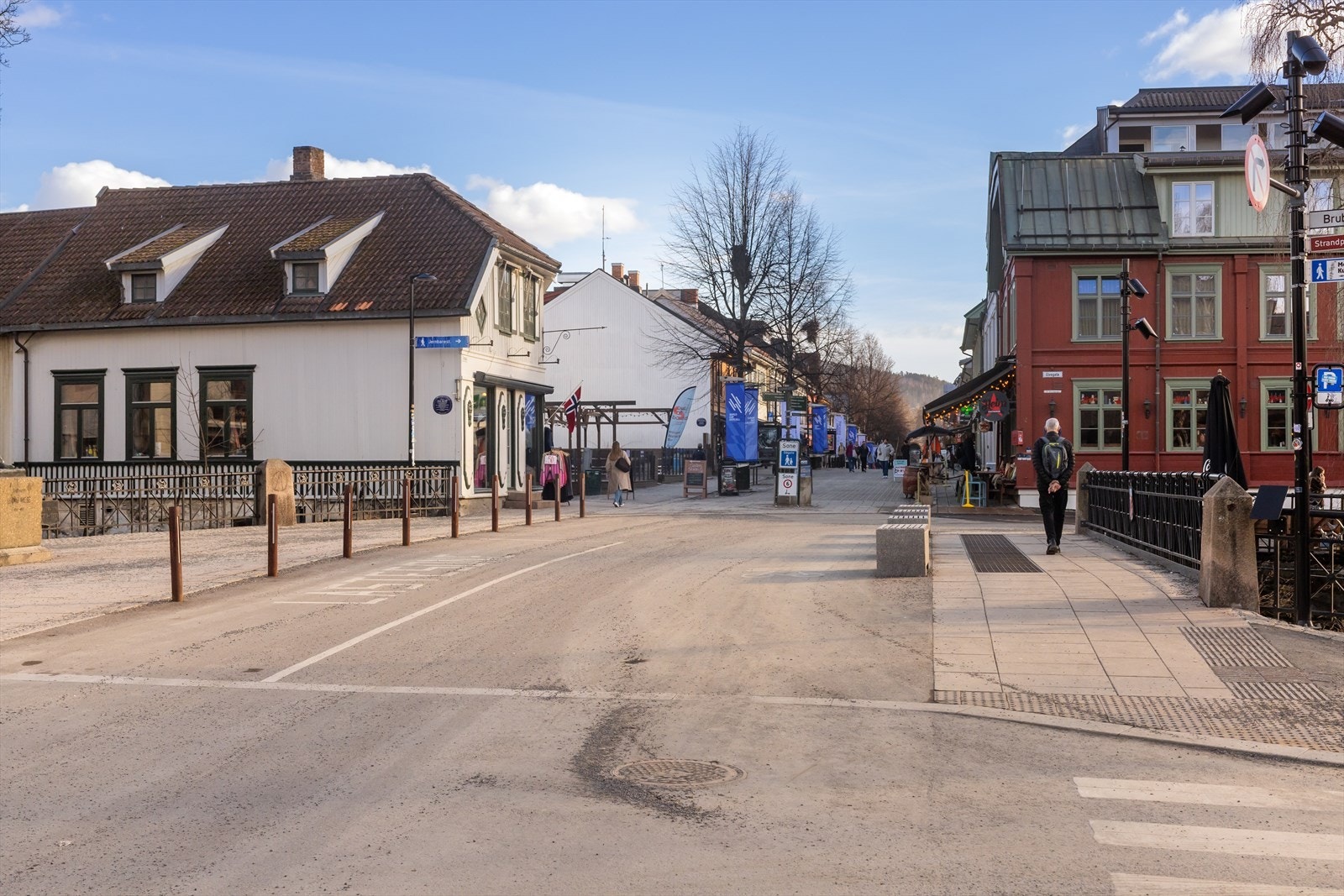 Dagligvarebutikker som Rema 1000 og Kiwi er innenfor 7-8 minutters gange. Galleribilde