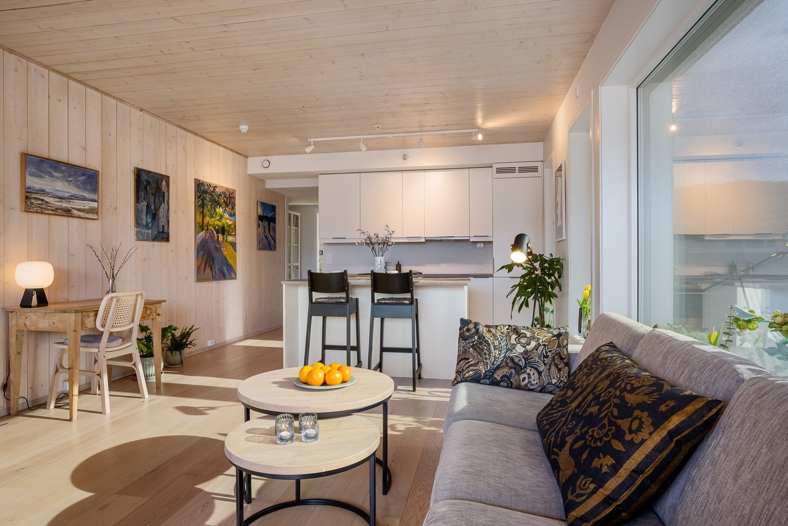 Vannbåren gulvvarme og balansert ventilasjon sørger for et jevnt og behagelig inneklima. Galleribilde