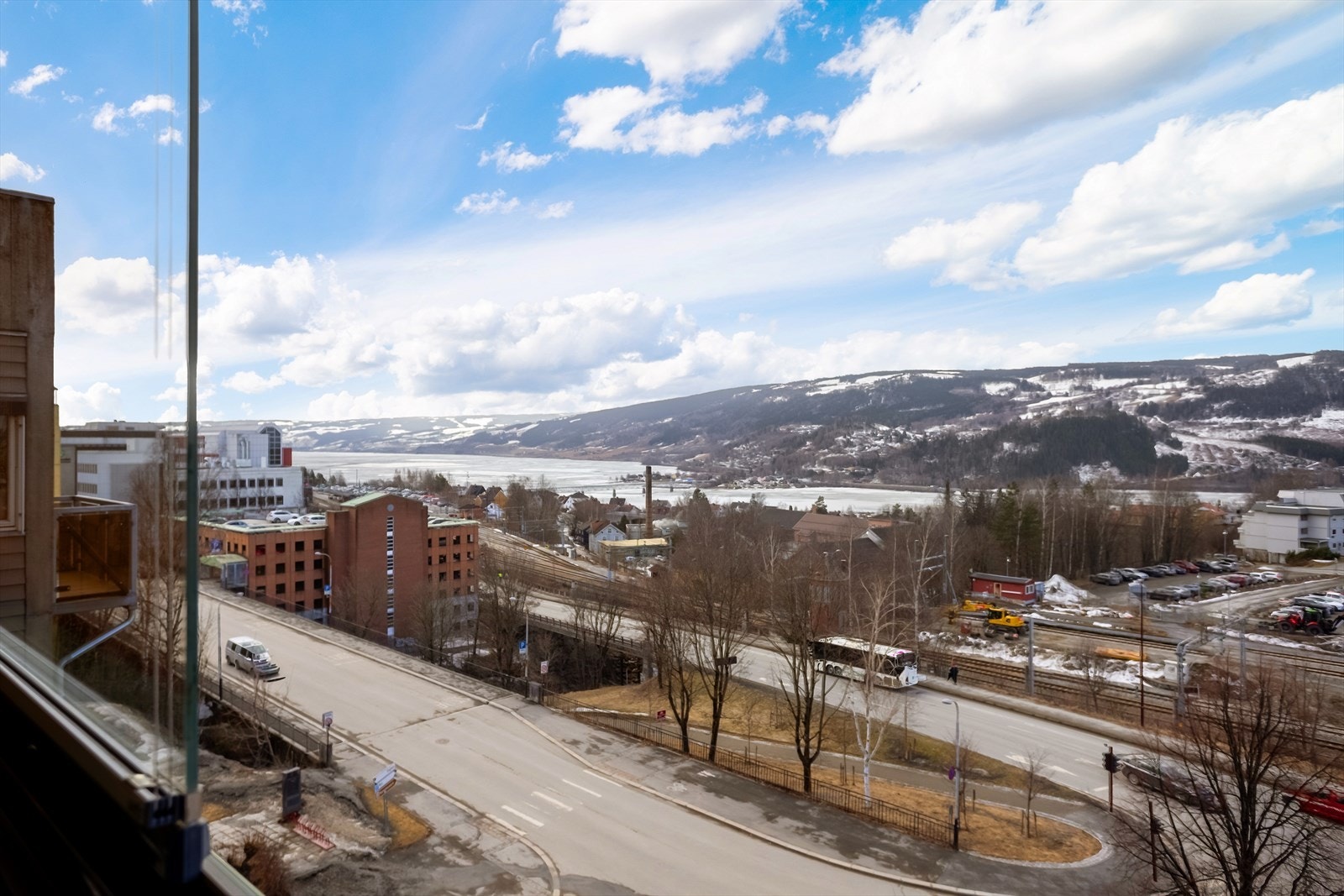 Fra leiligheten er det utsikt over nærområdet og Mjøsa. Galleribilde