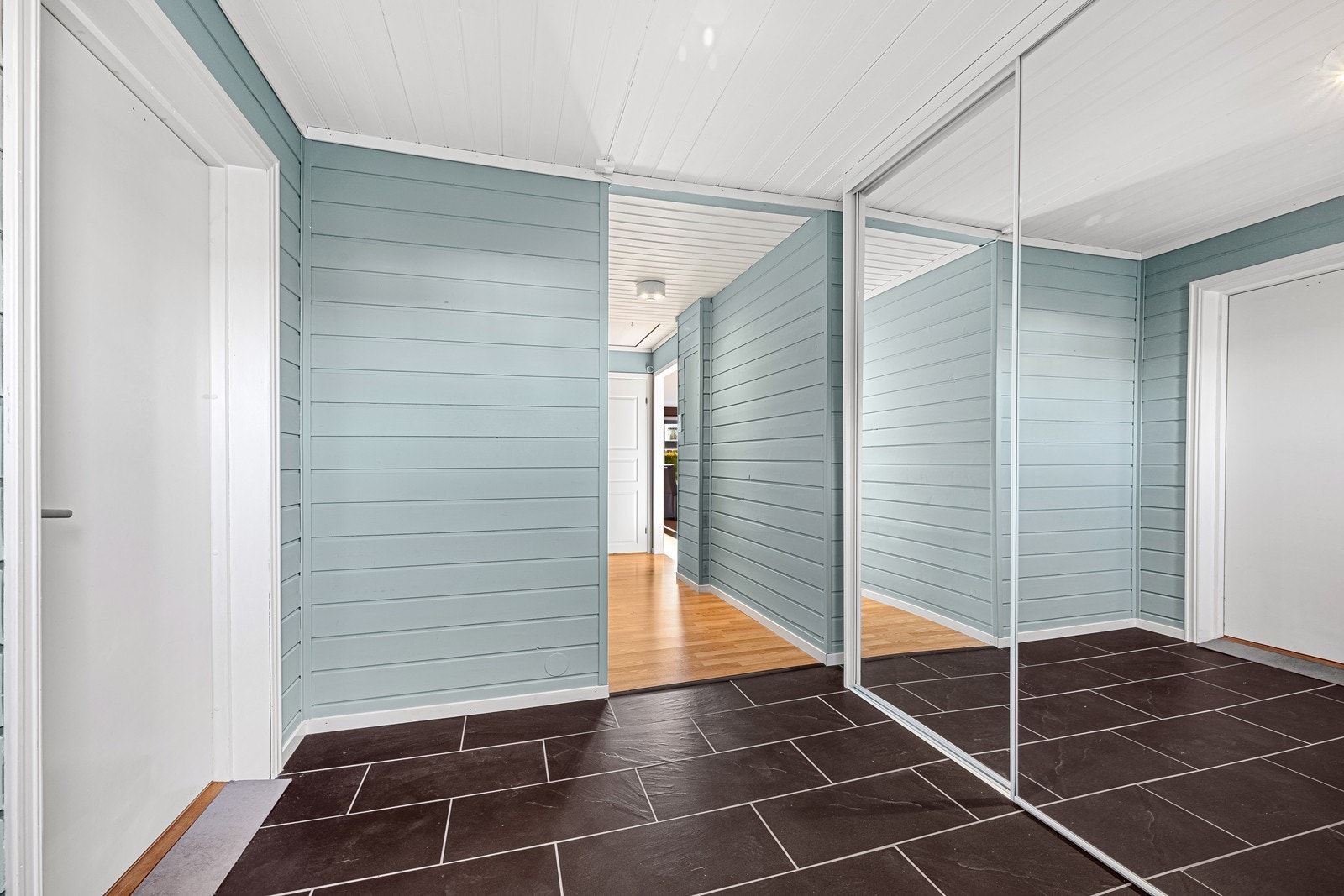 Entre med skyvedørsgarderobe med speilfronter Galleribilde