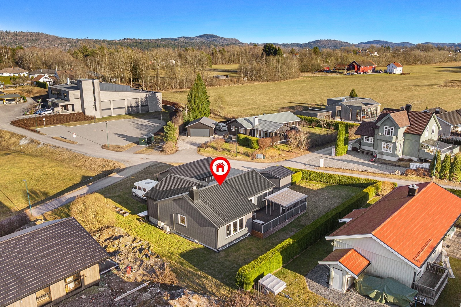 Boligen har en attraktiv beliggenhet, i landelige omgivelser. Galleribilde