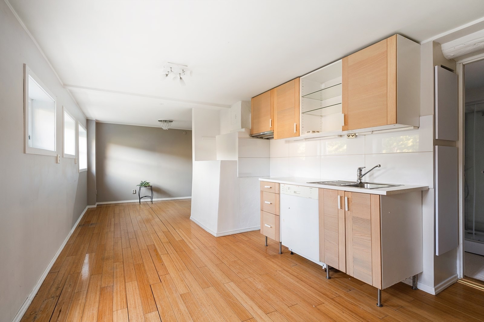 Kjøkken med innredning med glatte fronter som gir et moderne og stilrent uttrykk. Laminat benkeplate med oppvaskkum og ettgreps svingbart blandebatteri. Det er nisje for komfyr og plass til frittstående kjøleskap og fryser. Galleribilde
