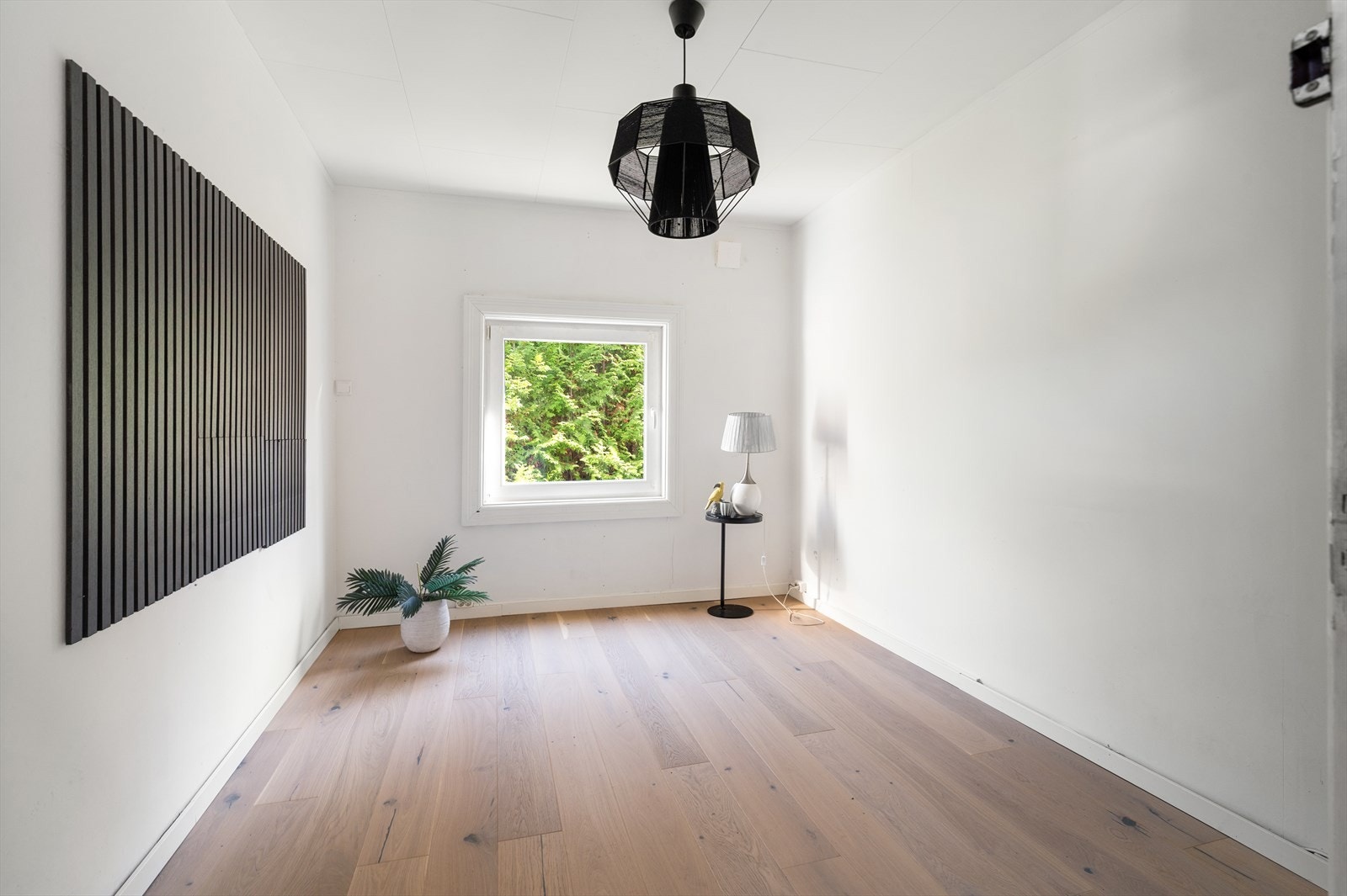 Soverom to vender mot rolige omgivelser. Her er det god plass til dobbeltseng og nattbord på hver side. Galleribilde