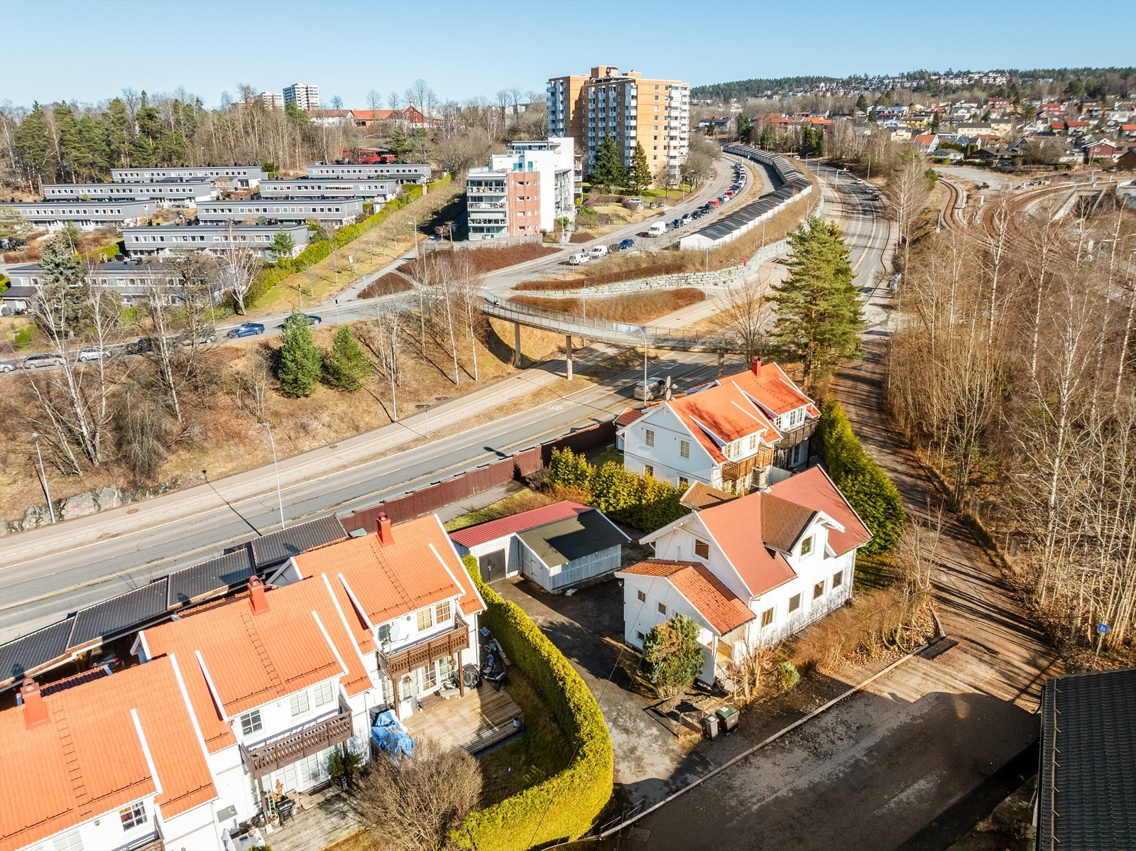 Dronebilde. Eiendommen har en meget sentral og attraktiv beliggenhet med kort vei til det meste. Galleribilde