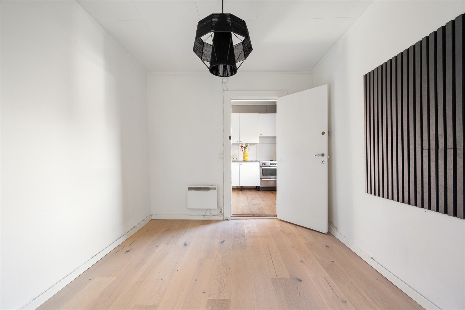 God plass til dobbeltseng, nattbord og garderobeskap. Galleribilde