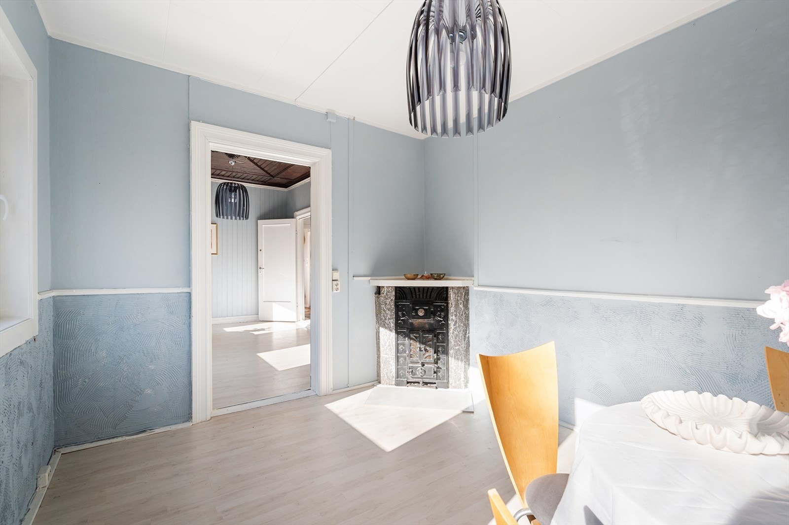 Rommet har flere møbleringsmuligheter med rom for spisebord, eller dobbeltseng, nattbord og garderobeskap. Galleribilde
