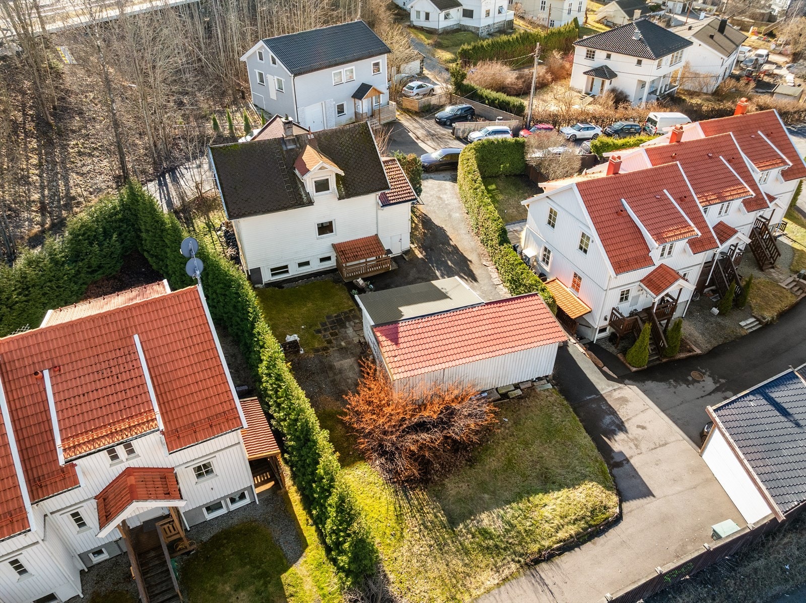 En sentralt beliggende enebolig over tre etasjer beliggende i hyggelige omgivelser på Bryn. Galleribilde