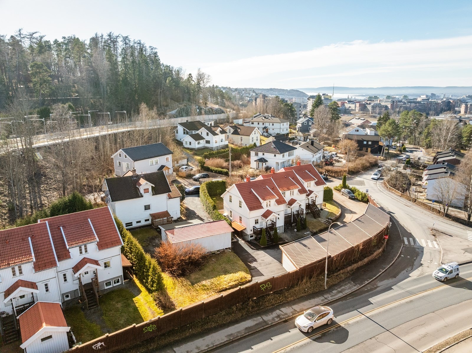 Fyrstikkbakken 13 har en fin beliggenhet i et veletablert område på Bryn/Hellerud. Galleribilde
