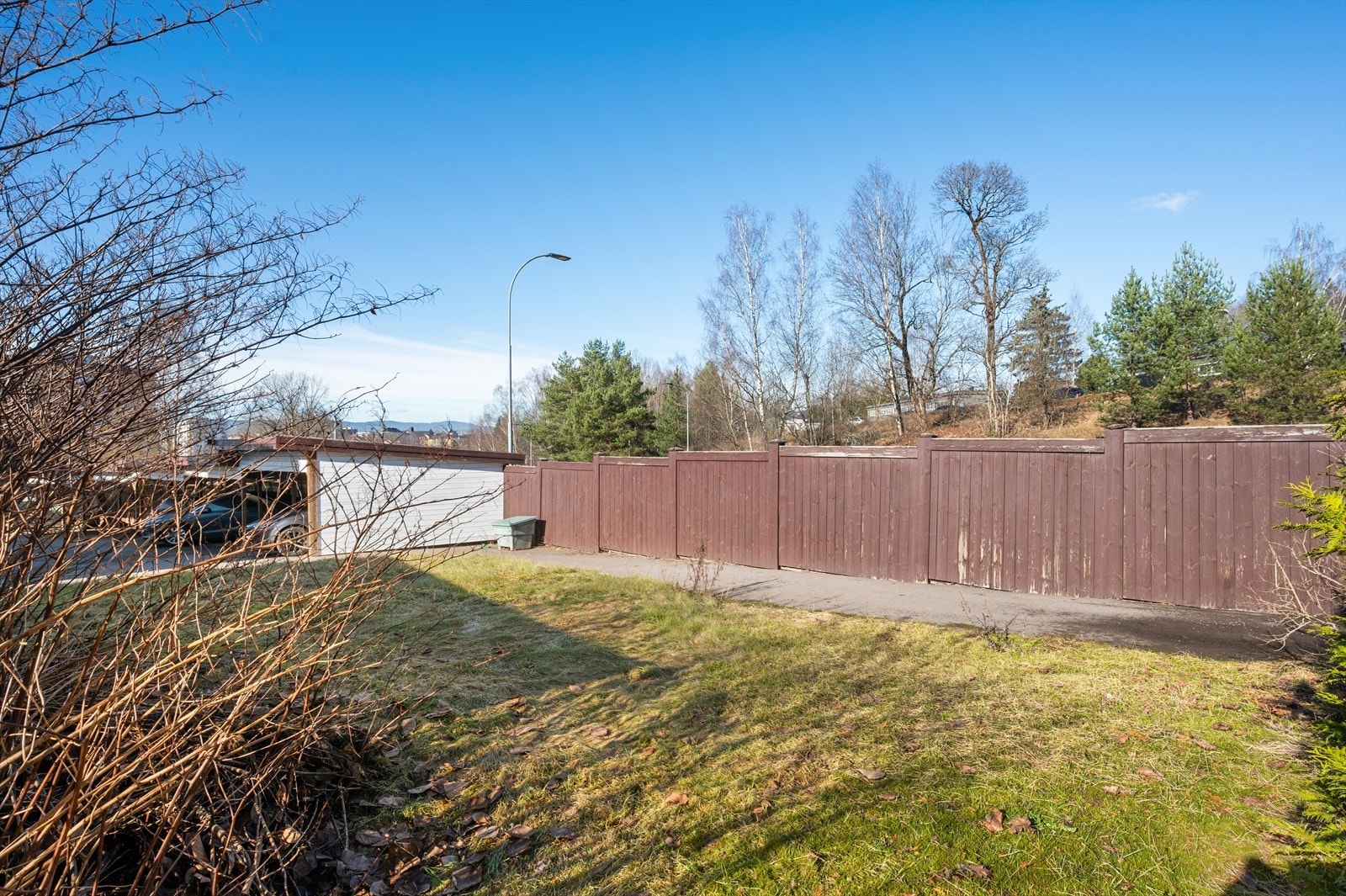 Det er etablert støyskjerm ned mot veien. Galleribilde