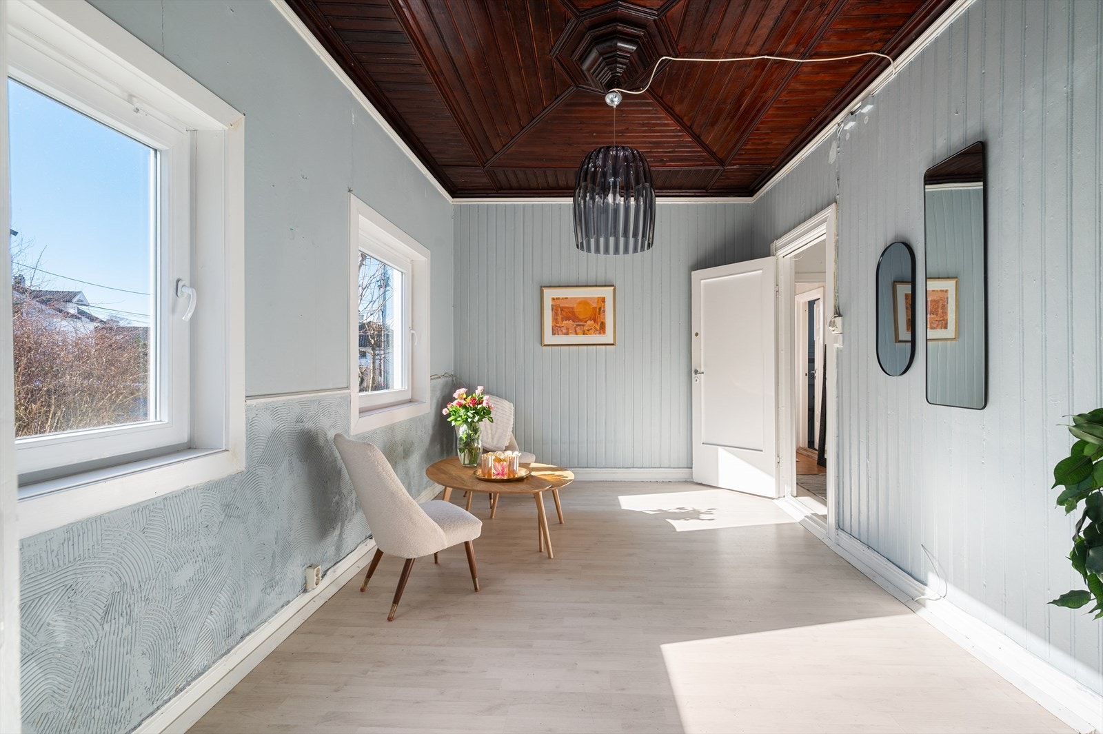 Romslig og innbydende stue med to store vindusflater som slipper inn rikelig med naturlig lys og gir en hyggelig utsikt mot hagen. Galleribilde