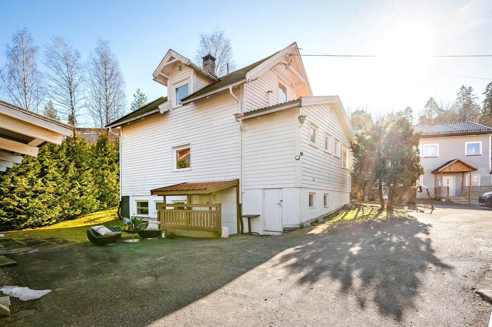 Boligen har behov for oppgraderinger både inne- og utvendig men er et spennende objekt for deg som ønsker å starte fra grunnen av. Galleribilde
