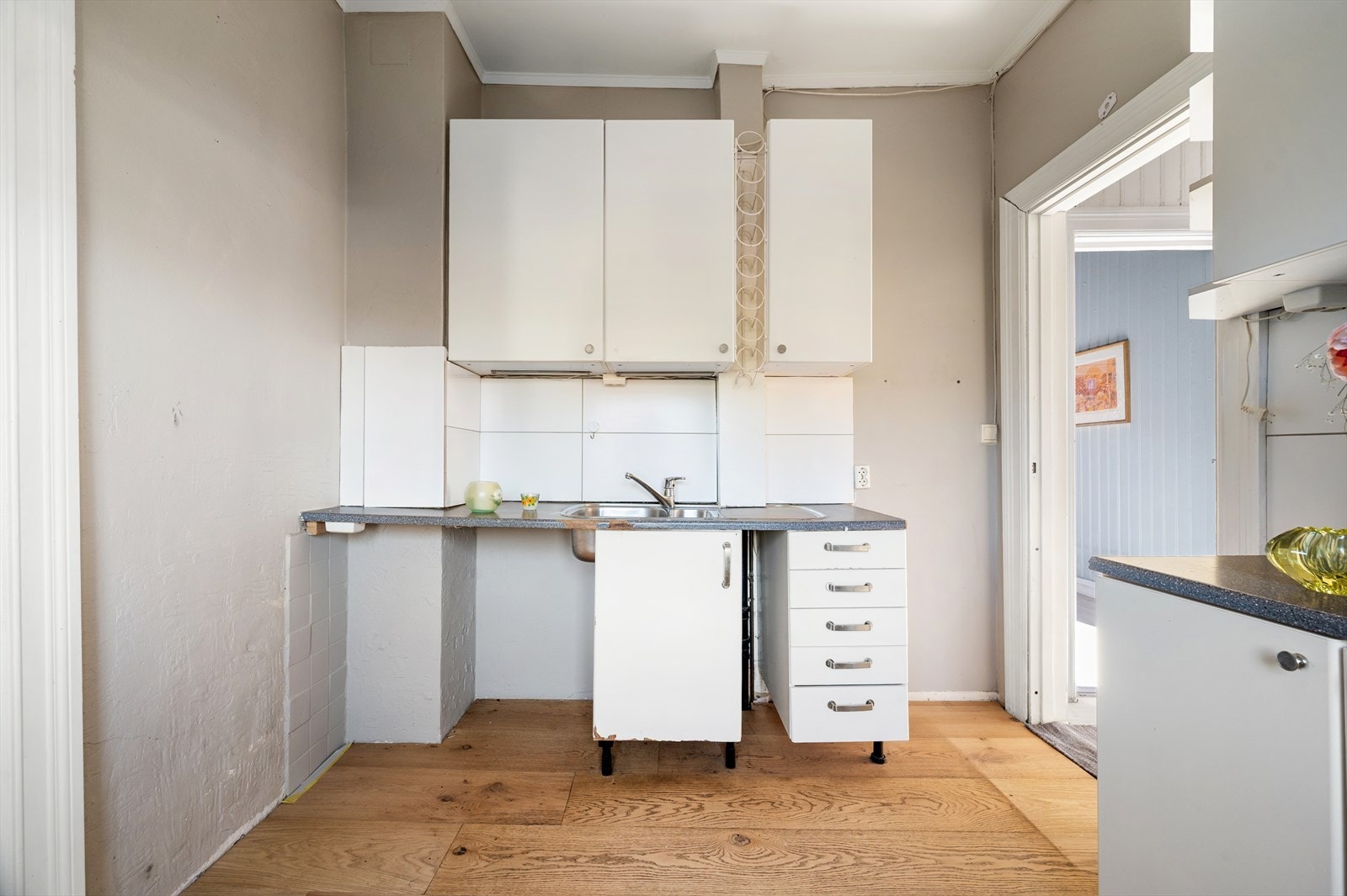 Det er avsatt plass til komfyr og oppvaskmaskin, samt frittstående kjøleskap og fryser. I tillegg er det rom for et mindre spisebord. Galleribilde