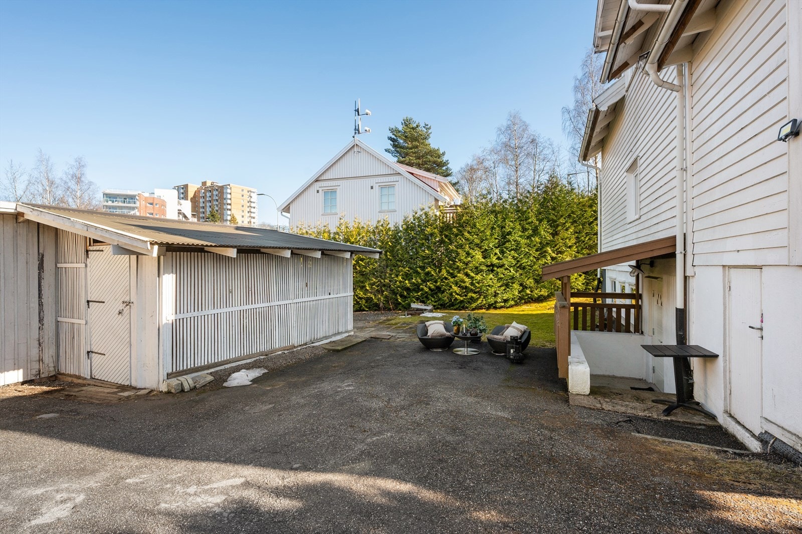 Det er plass til parkering på egen tomt. Galleribilde