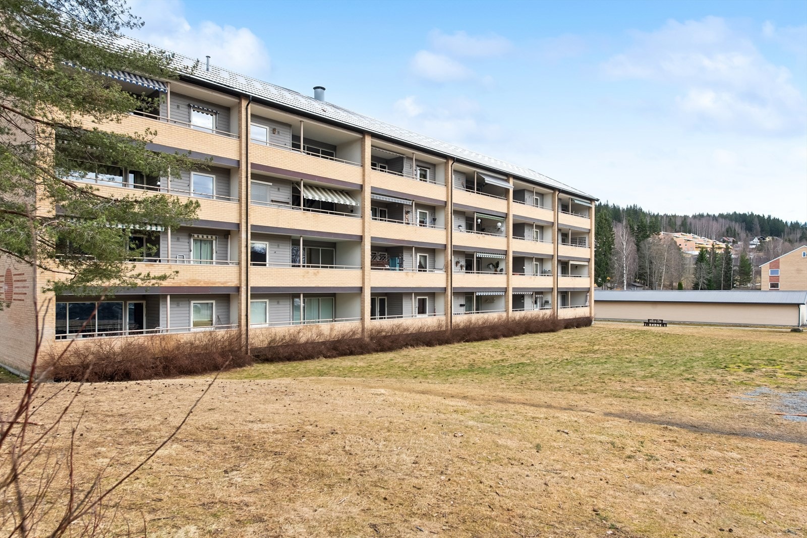 Borettslagets tomt er tilnærmet flat og har opparbeidede, beplantede fellesarealer som gir et trivelig uteområde. Galleribilde