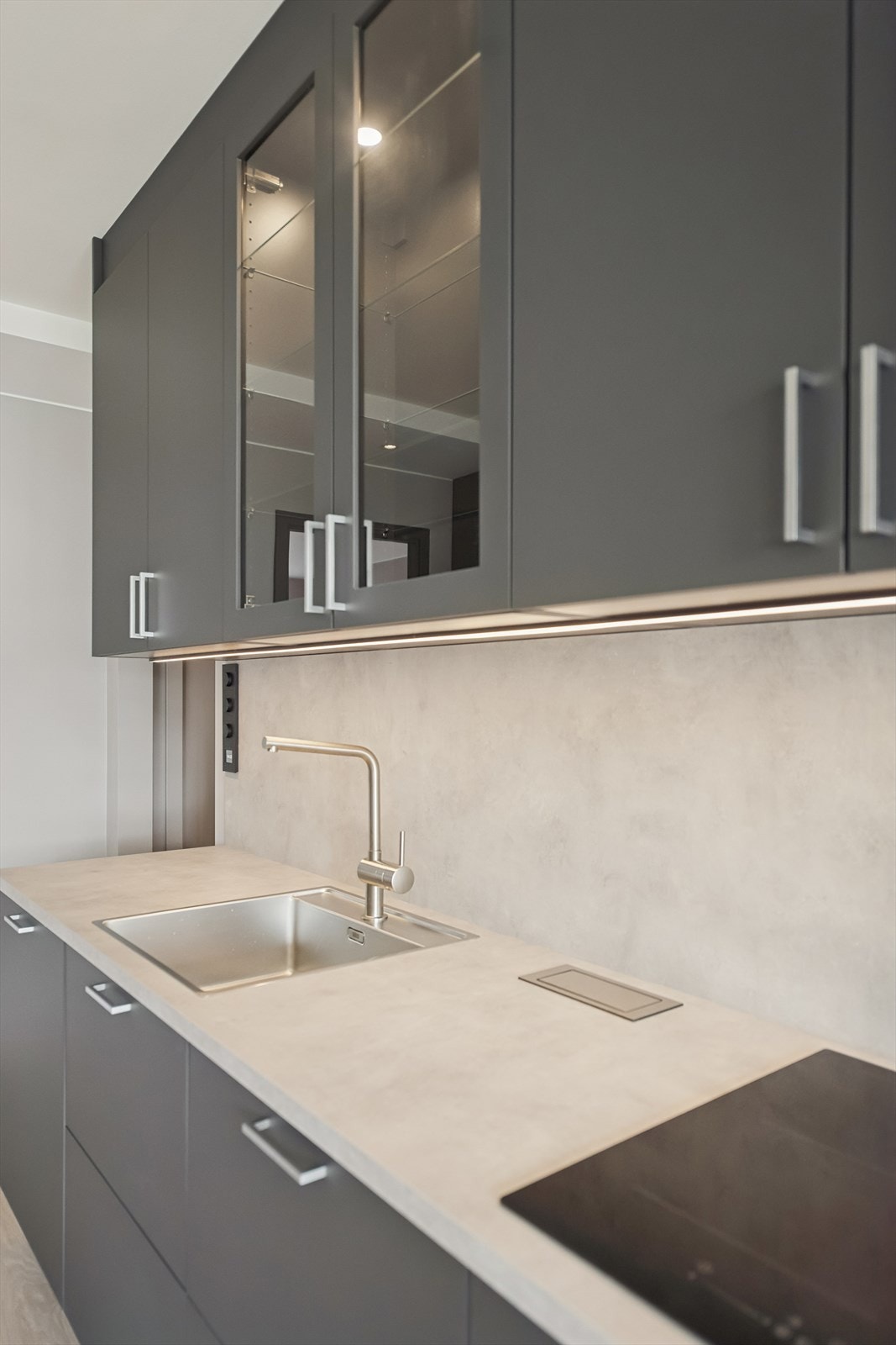 Laminat benkeplate med nedfelt oppvaskkum og ettgreps blandebatteri gir en praktisk arbeidsflate. Galleribilde