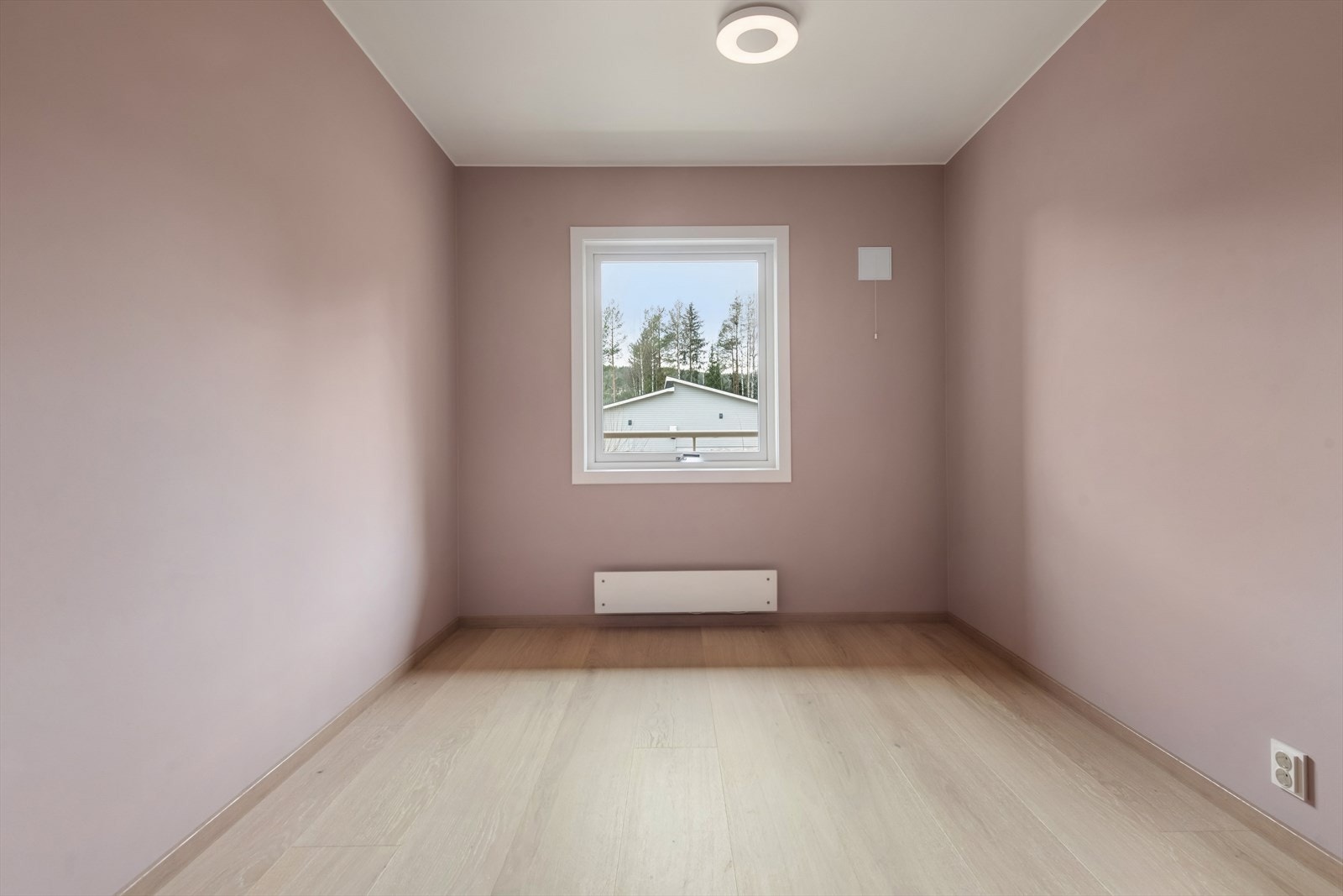 Soverommene har pene overflater og hvitlasert eikeparkett som gir et lyst og behagelig preg - begge rommene har gode møbleringsmuligheter. Galleribilde