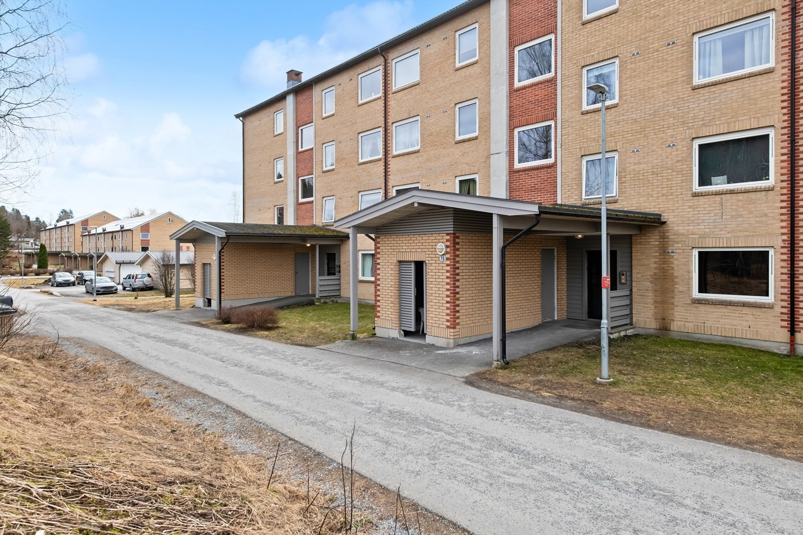 Leiligheten ligger i 1. etasje med overbygget inngang og callinganlegg. Galleribilde