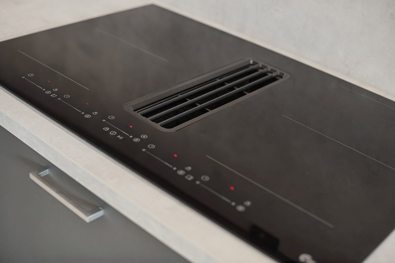 Platetoppen har innebygget ventilator med kullfilter for effektiv matosfjerning. Galleribilde