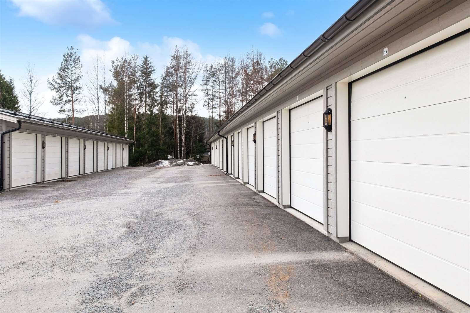 Leiligheten har garasjeplass i felles garasjerekke, utstyrt med elektrisk leddport og opplegg for elbil lader (abonnement). Galleribilde