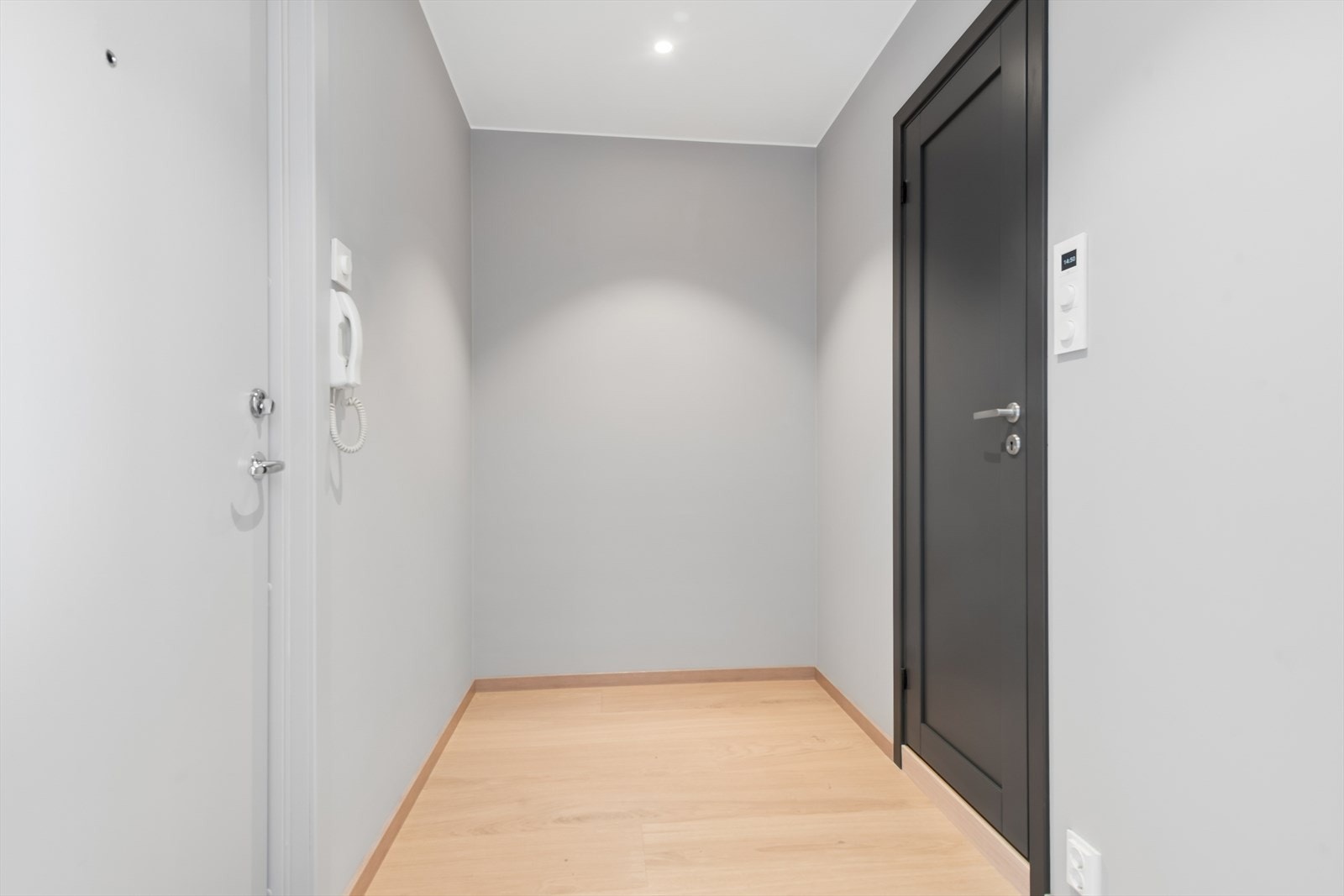 Gangen har nylagte hvitlaserte eikeparkettgulv og slette malte vegger som gir et rent uttrykk. Galleribilde