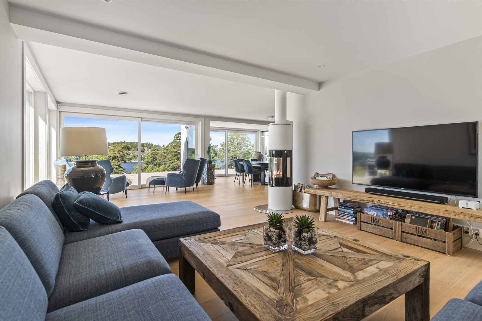 Hyggelig sofakrok med peisovn som bidrar til den ekstra lune og hyggelige atmosfæren. Galleribilde