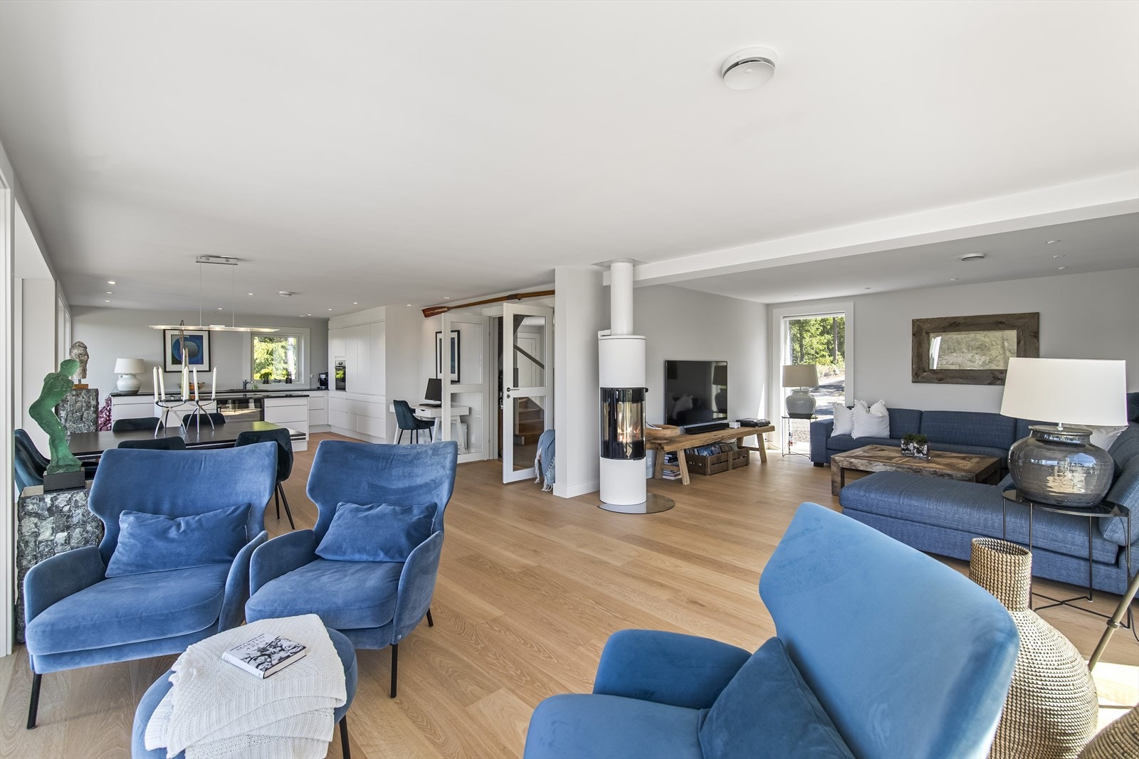 Her er det god plass til sittegrupper, sofaløsning med tilhørende møblement og spisestue. Galleribilde