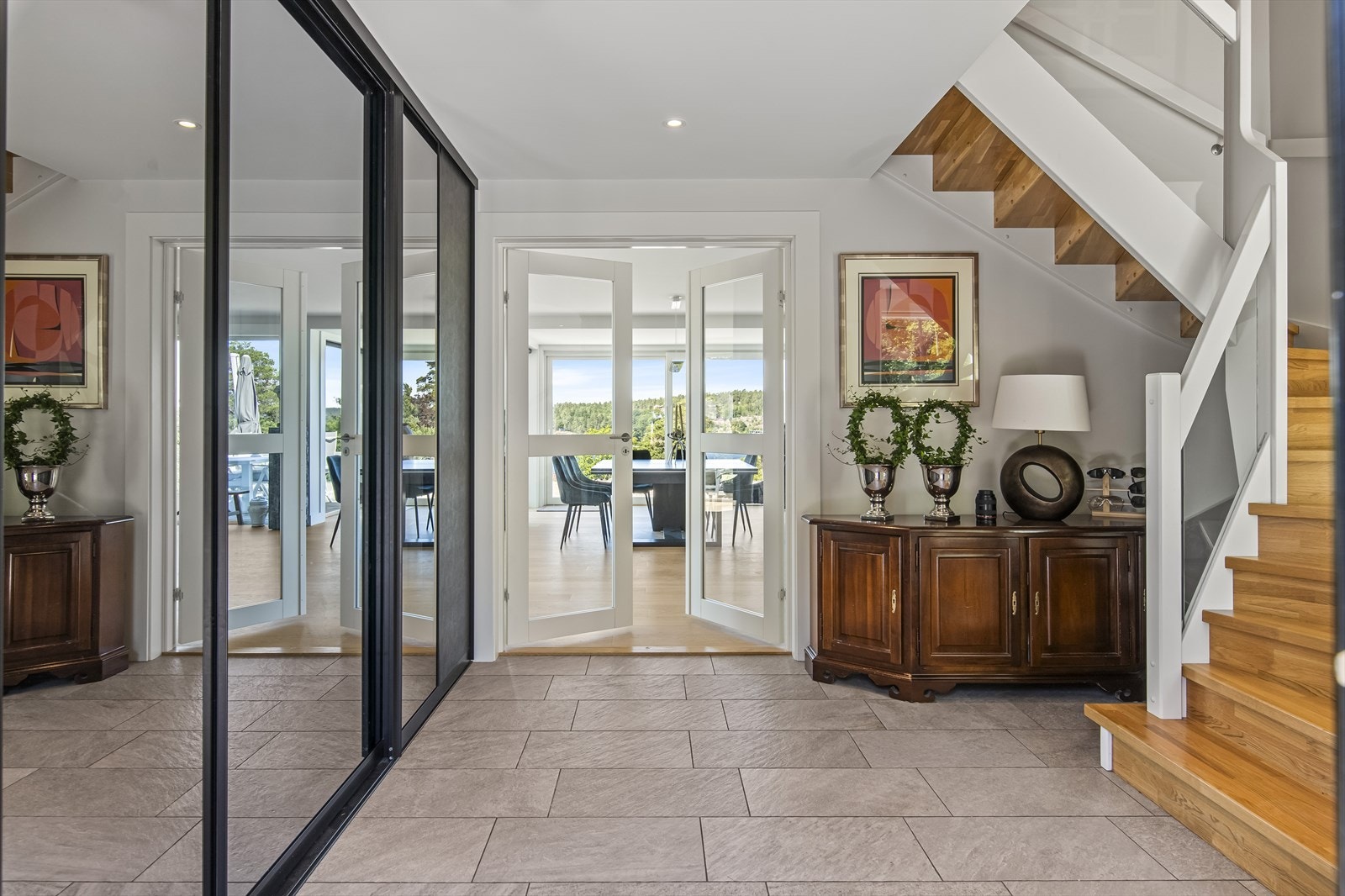 Boligen har en stor og romslig hall med praktisk skyvedørsgarderobe og trapp opp til andre etasje. Galleribilde