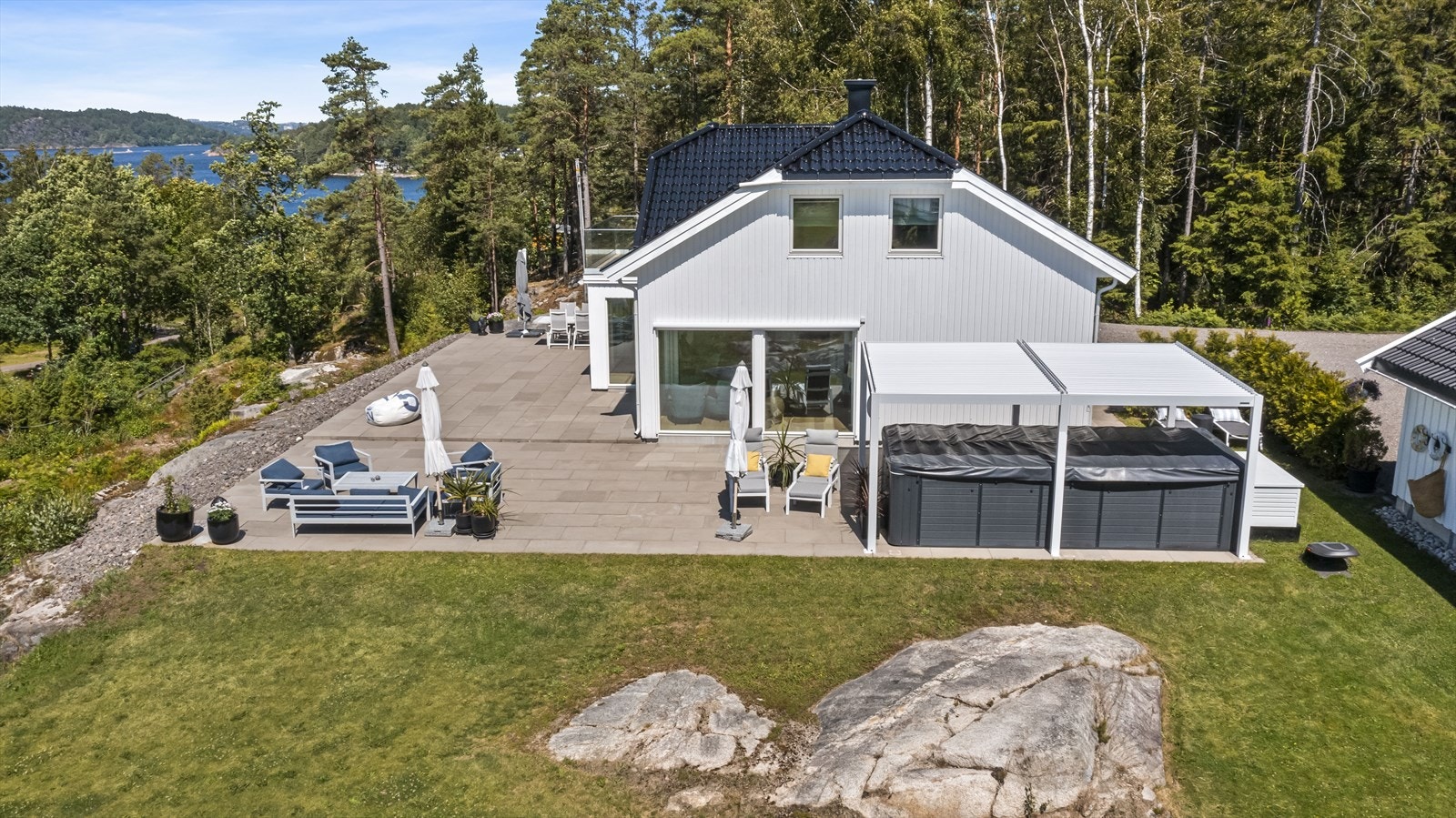 En stor og moderne familiehytte over to plan, oppført i 2018. Galleribilde