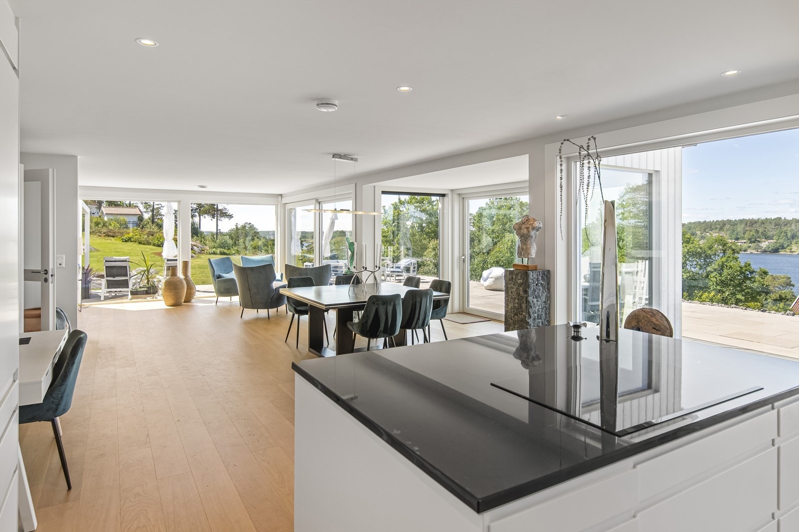 I kjøkkenøyen er det integrert vinskap. Waterguard er montert i benkeskap, komfyrvakt er montert ved ventilator. Galleribilde